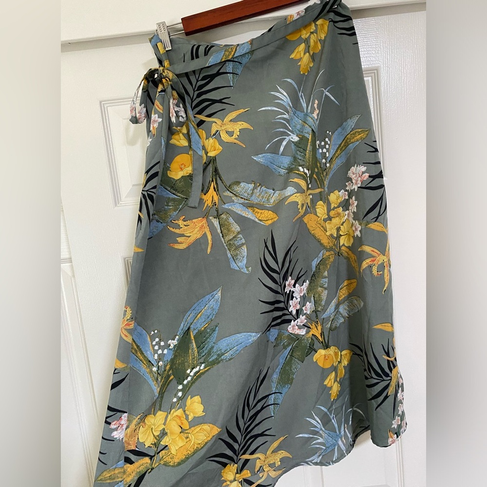 Tropical design wrap skirt.